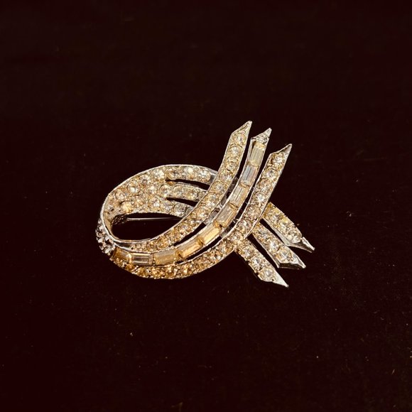 Vintage Silver Tone, Round And Baguette Clear Rhinestones Ribbon Brooch (3810) - Picture 2 of 7